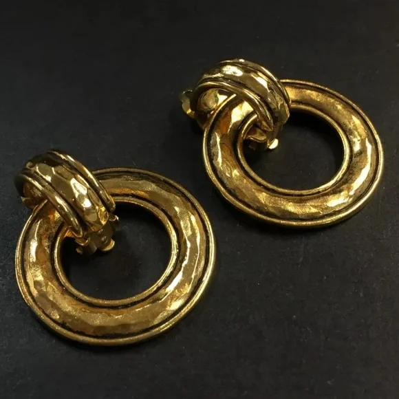 Chanel vintage 24kt gold plated hammered door knocker hoop clip on earrings. - Picture 8 of 11